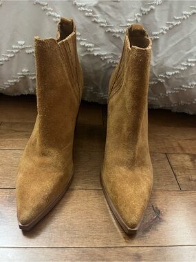 Women’s Pointed-Toe Suede Ankle Boots in Tan